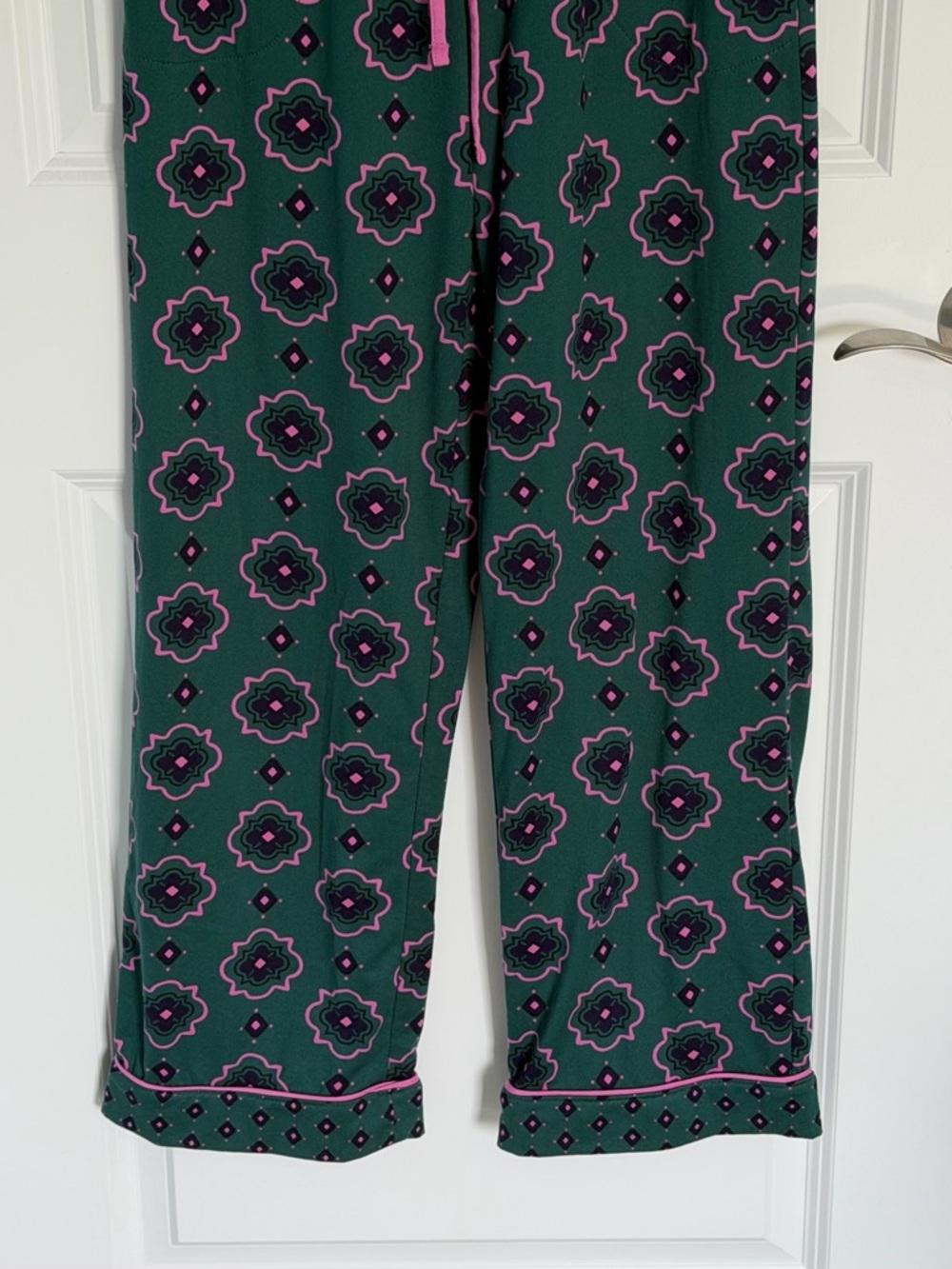 Room Service Green Pink Printed Pajama Set Women’s Small
- 54672 - Picture 11 of 16